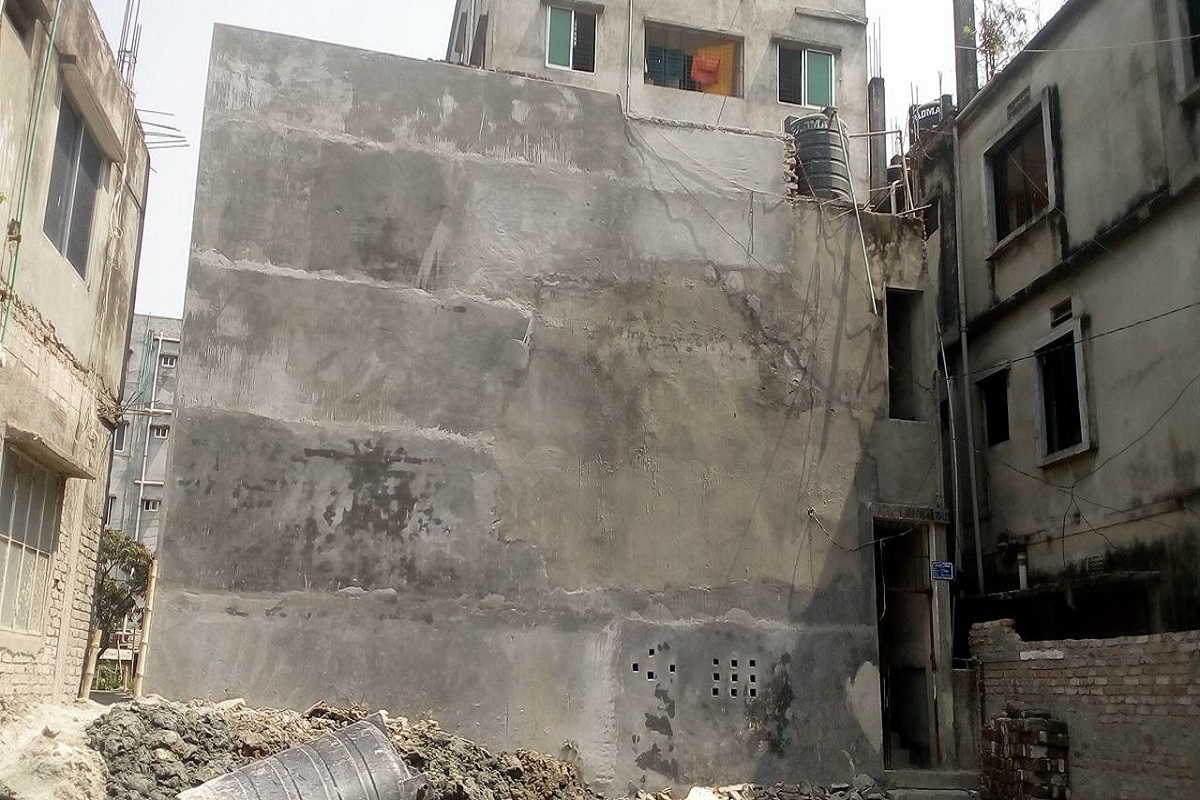 মধ্য পীরেরবাগের এই বাসায় অস্ত্র উদ্ধারে গিয়ে সন্ত্রাসী ছোড়া গুলিতে নিহত হন ডিবি পুলিশের পরিদর্শক মো. জালাল উদ্দিন