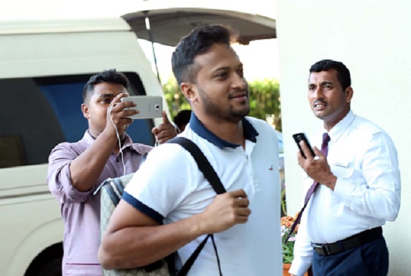 শ্রীলঙ্কায় টিম হোটেলে প্রবেশ করছেন সাকিব