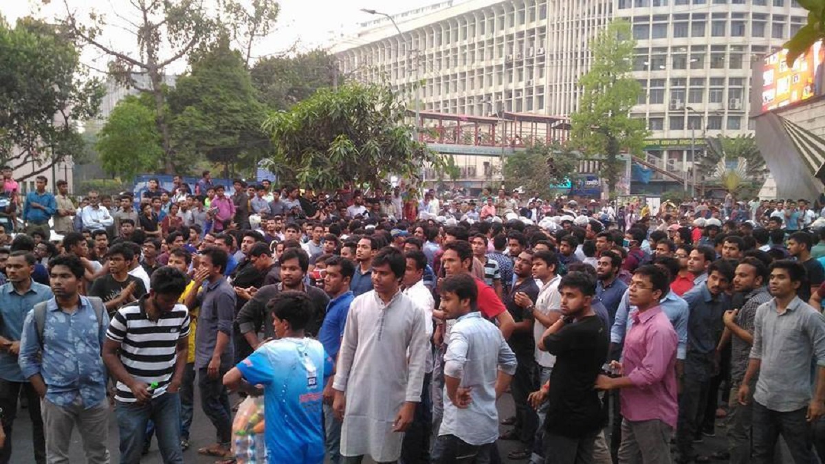 বুধবার বিকেলে শাহবাগে অবস্থান নেন আন্দোলনকারীরা।