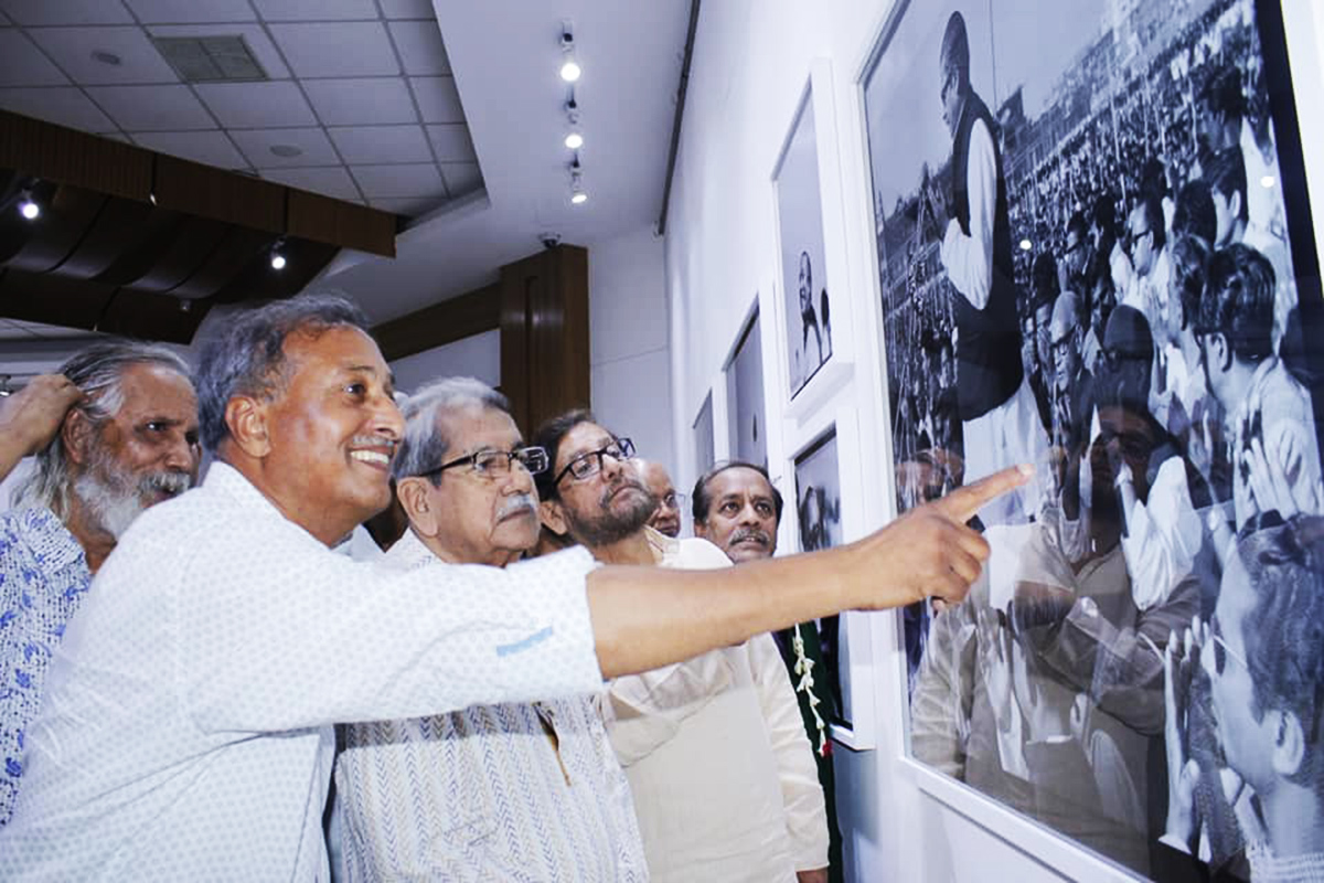 জমিয়ে রাখা ইতিহাসের গল্প দেখাচ্ছেন, বলছেন ছবির কথা।