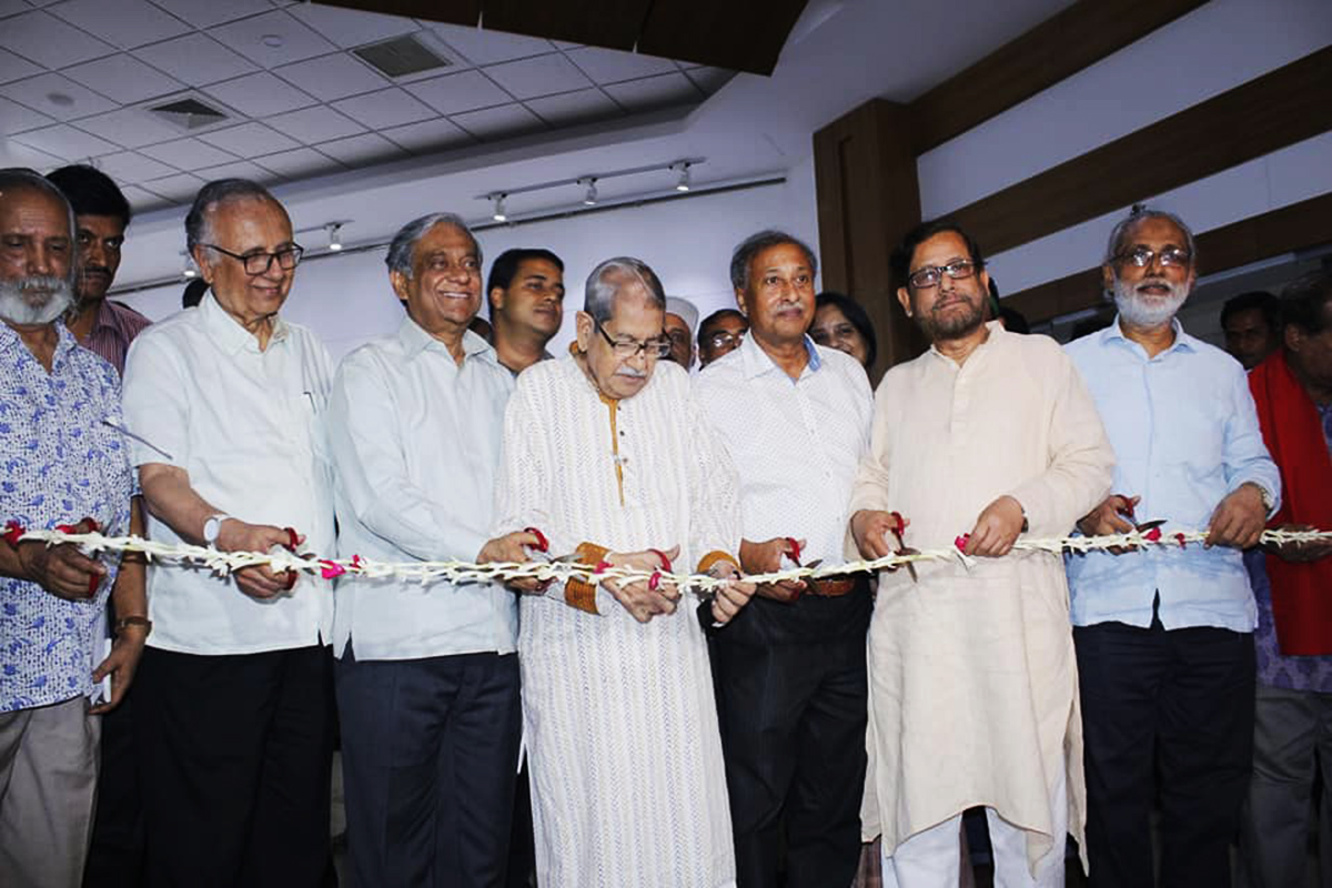 ইমেরিটাস অধ্যাপক ড. আনিসুজ্জামান প্রদর্শনী উদ্বোধন করেন।