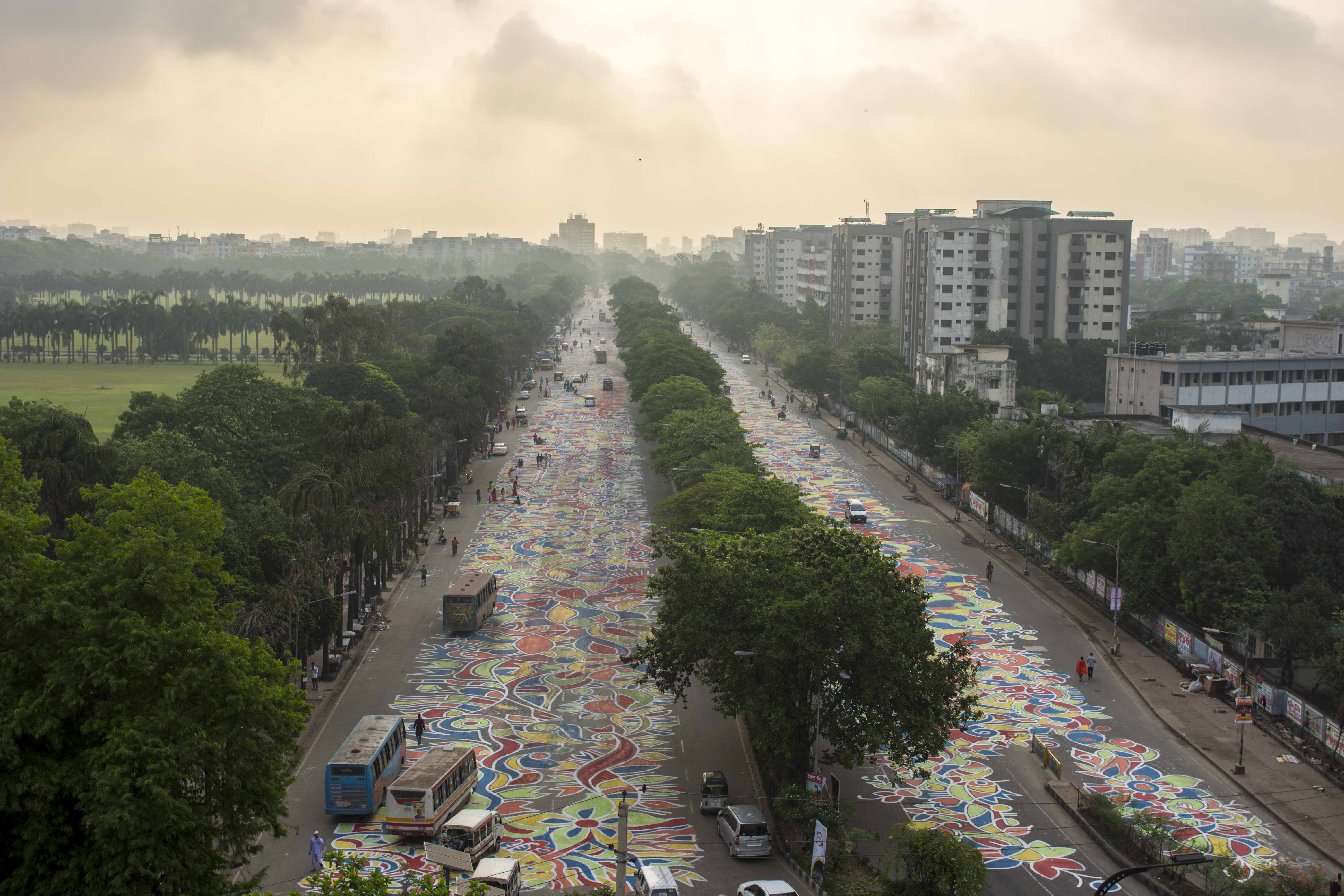 বরাবরের মতো নতুন বছরকে বরণ করতে বাহারি আলপনায় ফুটে ওঠে বাংলার রুপ-বৈচিত্র