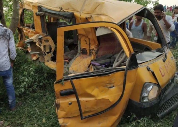 ভারত-ট্রেনের ধাক্কায় স্কুলবাস