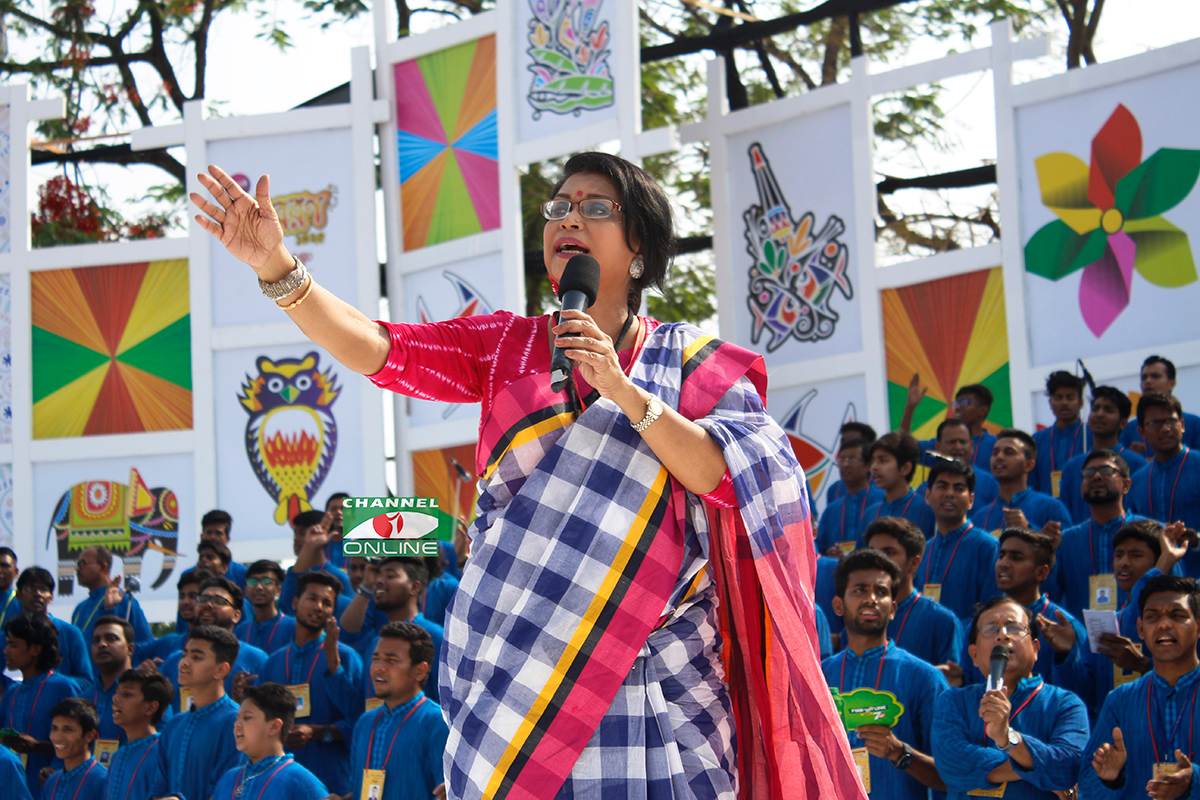 সংগীত পরিবেশন করছেন রেজওয়ানা চৌধুরী বন্যা ও  সুরের ধারা’র দল