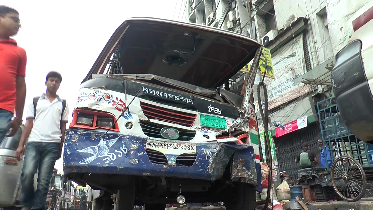পল্টন-বাস দুর্ঘটনা-মুখোমুখি সংঘর্ষ