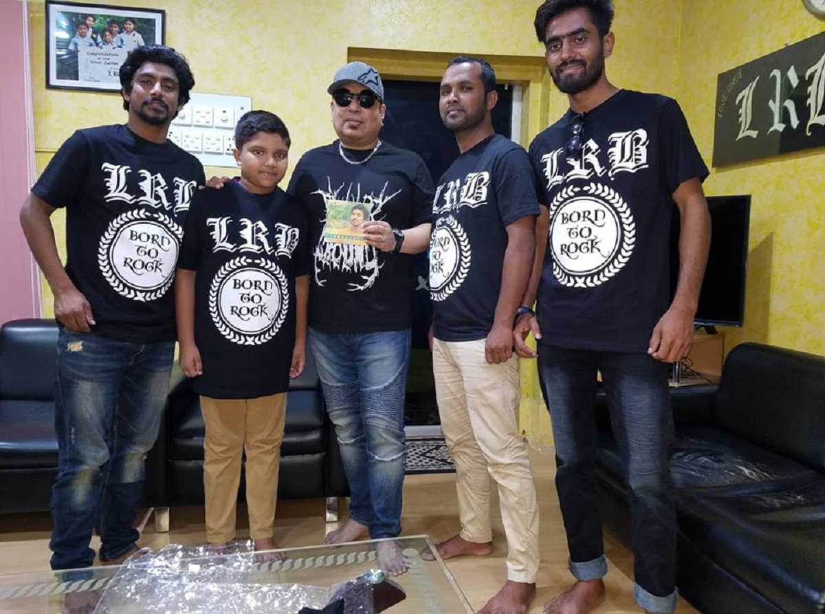 নিজ ব্যান্ড দল ‘ধোঁয়া’র সদস্যদের নিয়ে আইয়ুব বাচ্চুর সঙ্গে রাফসান