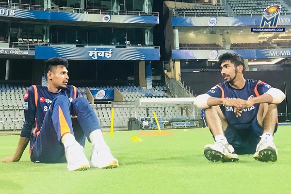 ইন্ডিয়ান্সের অনুশীলনে ভারতীয় সতীর্থ বুমরাহর সঙ্গে মোস্তাফিজ