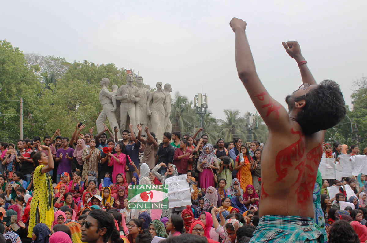 নিজেদের দাবি নিয়ে উত্তাল তারুণ্য