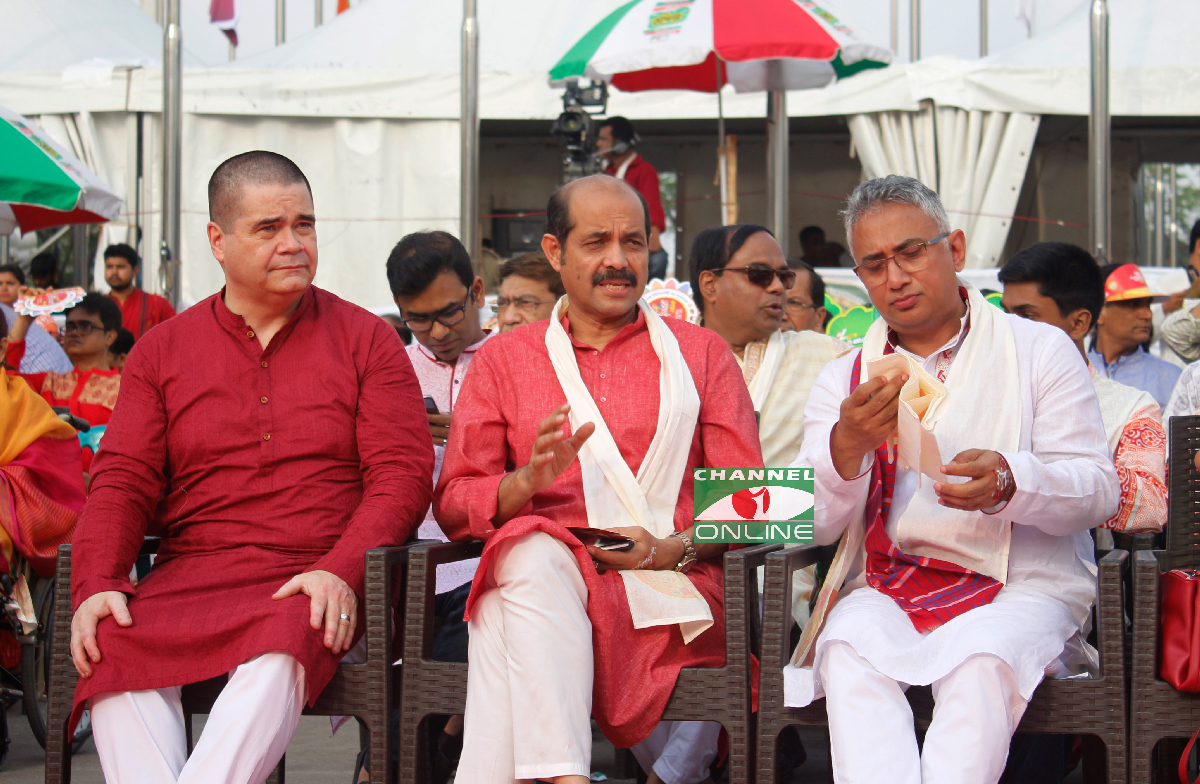 হাজারও কণ্ঠে বর্ষবরণ অনুষ্ঠানে শ্রোতার একাংশ