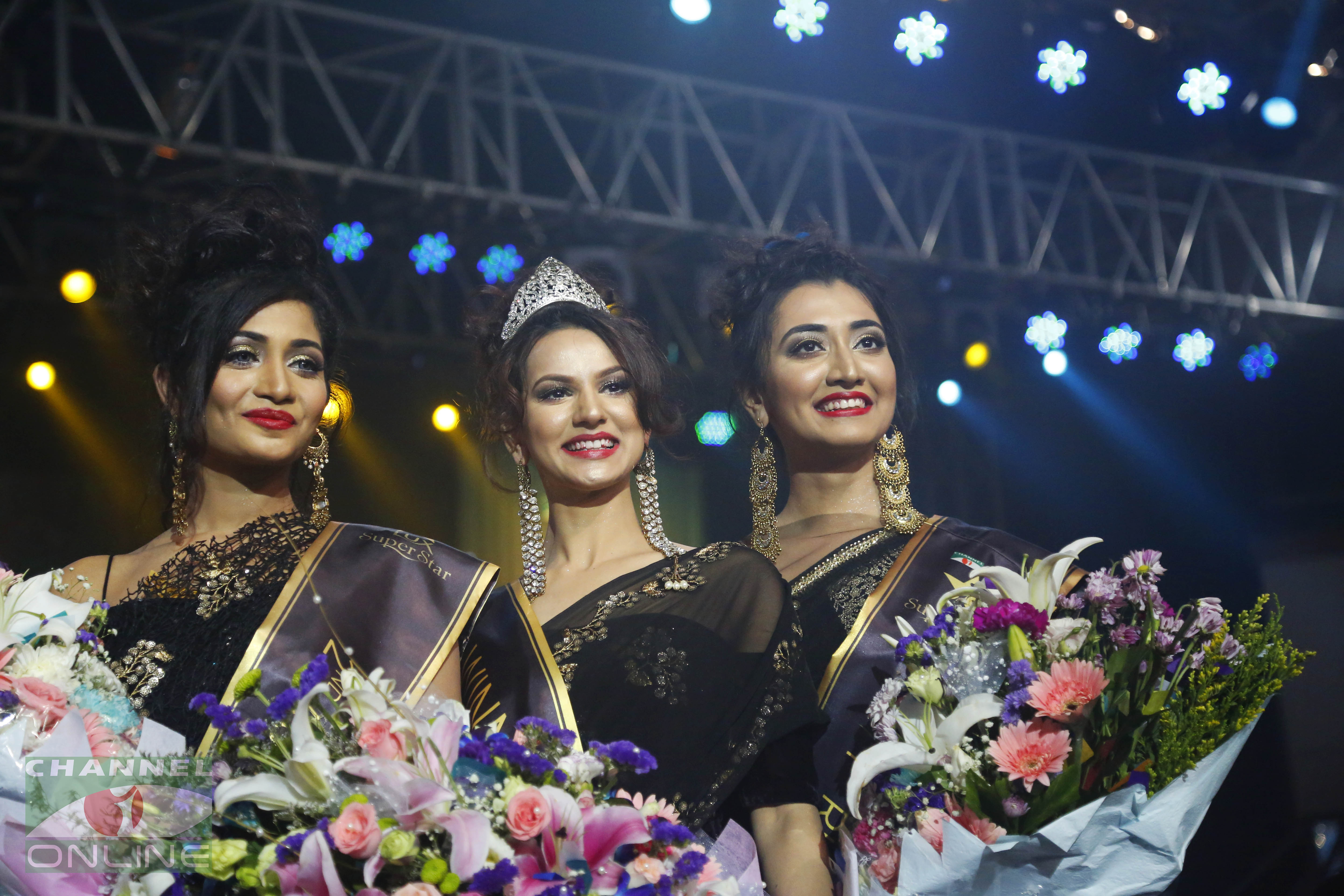 ‘চ্যানেল আই প্রেজেন্টস লাক্স সুপারস্টার’ প্রতিযোগিতায় বিজয়ী মিম মানতাশা, প্রথম রানারআপ সারওয়াত আজাদ ও দ্বিতীয় রানারআপ সামিয়া অথৈ