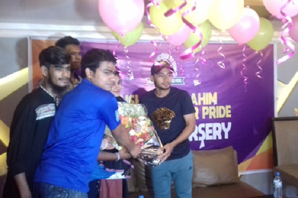 ভক্তদের সঙ্গে মুশফিক