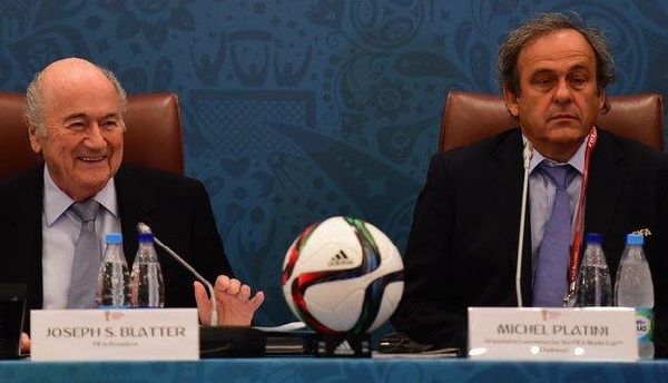 ১৯৯৮ সালে প্রথমবার ফিফার প্রেসিডেন্ট নির্বাচিত হন ব্ল্যাটার (বাঁয়ে)