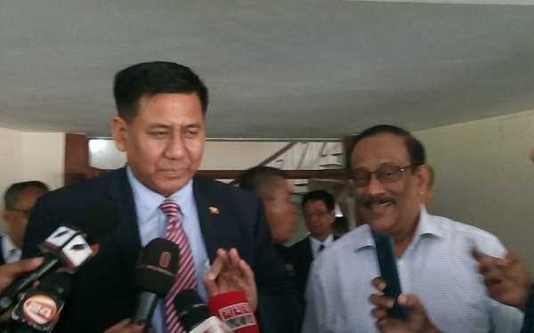 মিয়ানমারের পররাষ্ট্র সচিব মিন্ট থো (বামে) এবং বাংলাদেশের পররাষ্ট্র সচিব এম শহিদুল হক