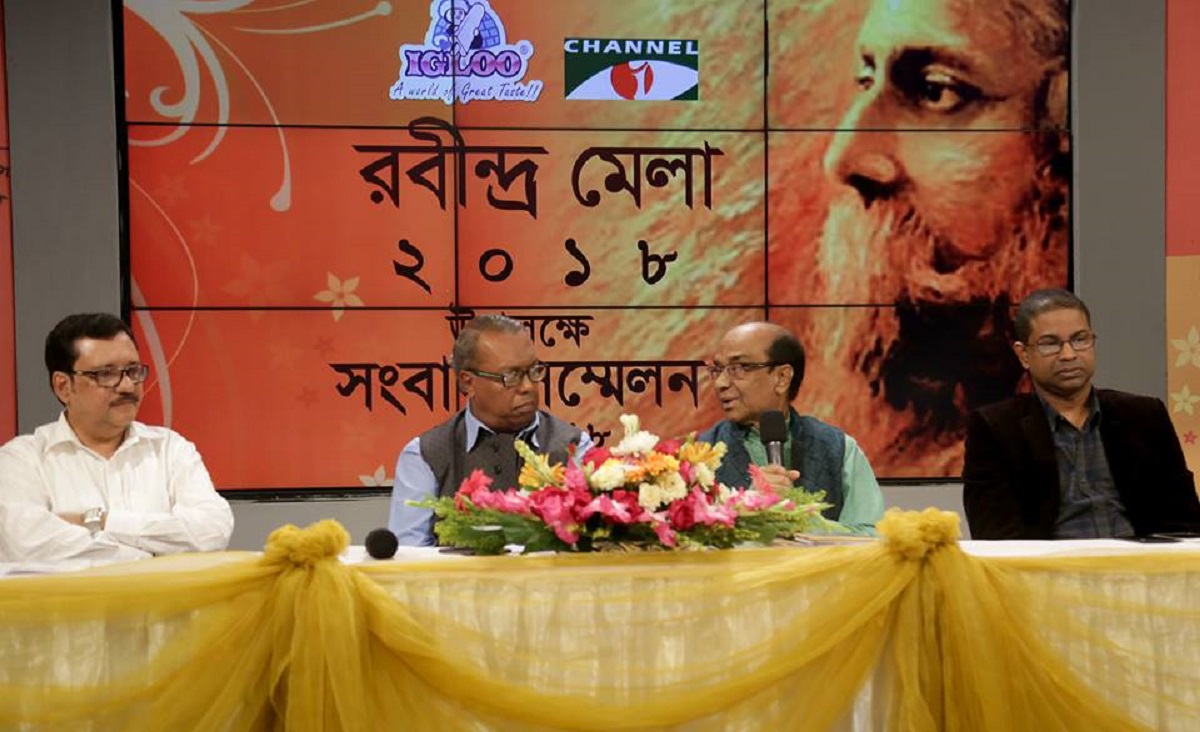 সংবাদ সম্মেলনে (বাম দিক থেকে) রবীন্দ্র সঙ্গীত শিল্পী সংস্থার সভাপতি তপন মাহমুদ,   চ্যানেল আইয়ের পরিচালক ও বার্তা প্রধান সিরাজ, অধ্যাপক শামসুজ্জামান খান ও ইগলুর সিইও জিএম কামরুল হাসান