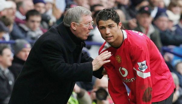 তরুণ রোনালদোর সঙ্গে ফার্গুসন। ফাইল ছবি।