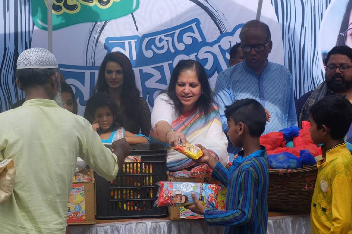 ছোট কাকু ক্লাব থেকে সুবিধাবঞ্চিতদের সহায়তা করছেন কণা রেজা। আছেন নাসিরউদ্দিন ইউসুফ ও মিম মানতাসা