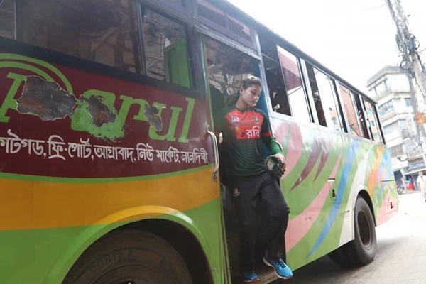 লক্কর-ঝক্কর লোকাল বাস থেকে নামছেন জাহানারা আলম। এশিয়া কাপের ফাইনালে শেষ বলে ২ রান নিয়ে ট্রফি এনে দেন বাংলাদেশকে