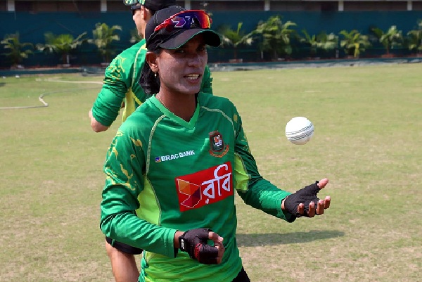 সালমা এখন শুধুই বোলার
