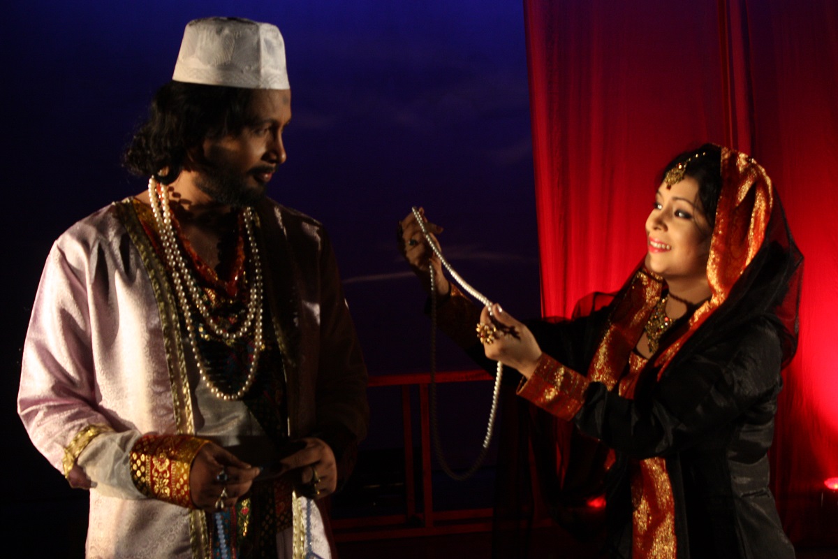 ‘আওরঙ্গজেব’ নাটকের দৃশ্যে অনন্ত হীলা ও নুনা আফরোজ