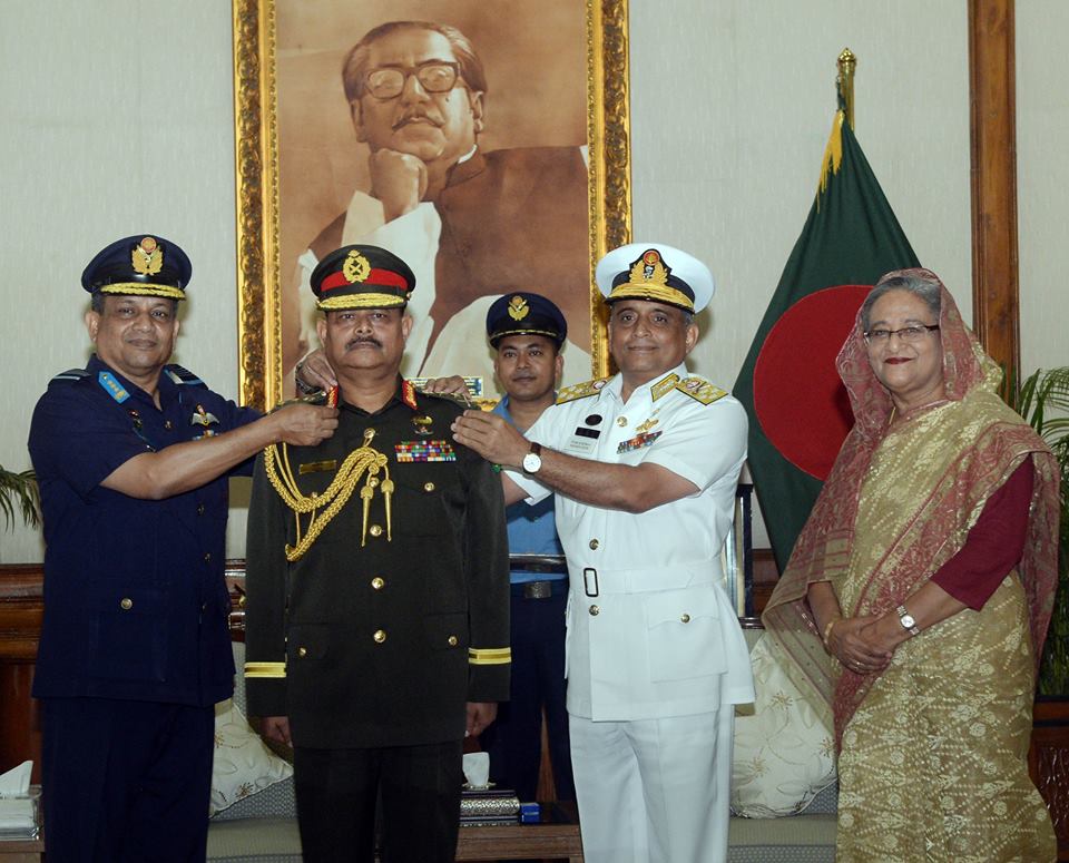 আজিজ আহমেদ-সেনাপ্রধান-র‌্যাংক ব্যাজ