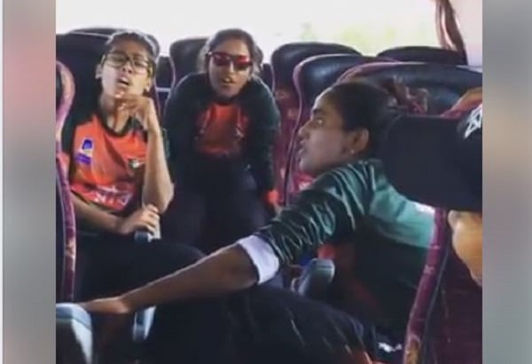 টিম বাসে দেশাত্মবোধক গান ধরেছেন ফাহিমা। আর তাতে কন্ঠ মেলালেন রুমানা, নিগার ও ফারজানা