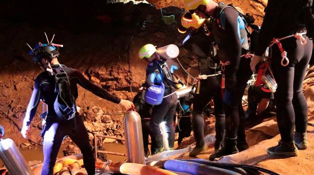 থাইল্যান্ড-গুহায় নিখোঁজ ফুটবল-ফুটবলার-কিশোর-কোচ-গুহা-চিঠি