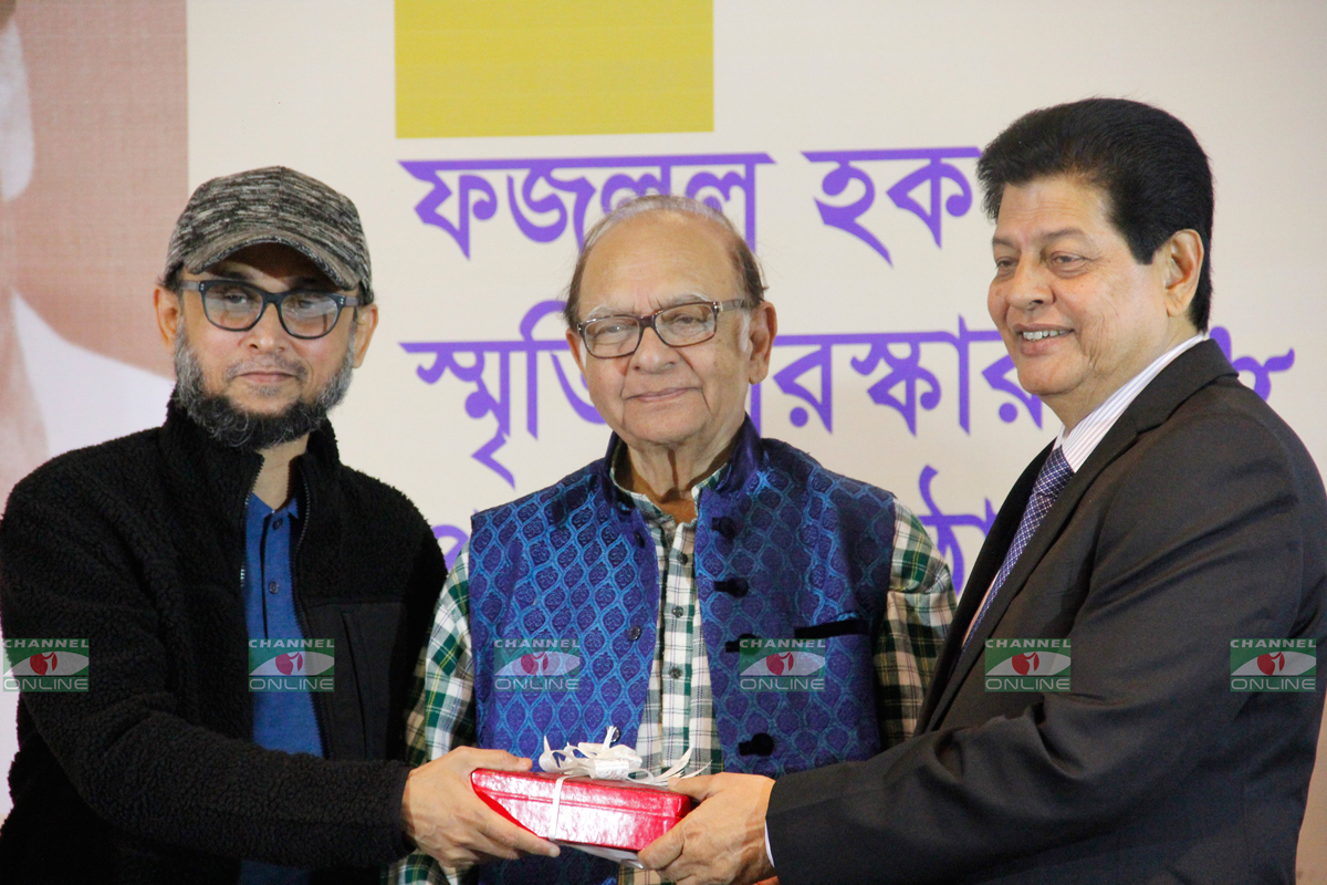বাংলা চলচ্চিত্রে বিশেষ অবদানের স্বীকৃতি হিসেবে ফজলুল হক স্মৃতি পুরস্কার গ্রহণ করছেন মোস্তফা সরয়ার ফারুকী