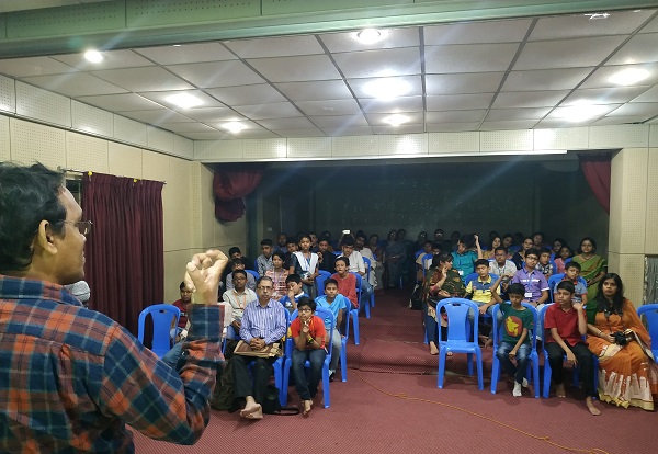 মানুষকে