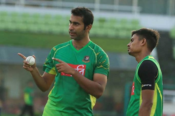 তাইজুলকে টিপস দিচ্ছেন রুবেল (ফাইল ফটো)
