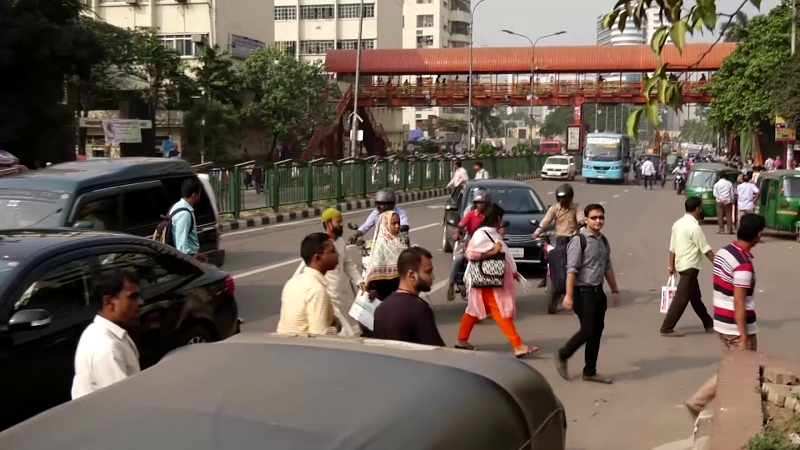 সড়ক দুর্ঘটনা-জীবন হাতে নিয়ে সড়কে চলাচল