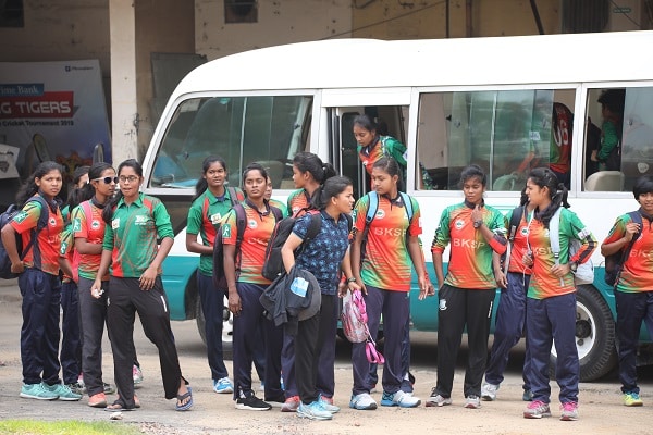নিজস্ব বাসে চড়ে মিরপুরে এসে দলবদলে অংশ নেয় বিকেএসপির মেয়েরা