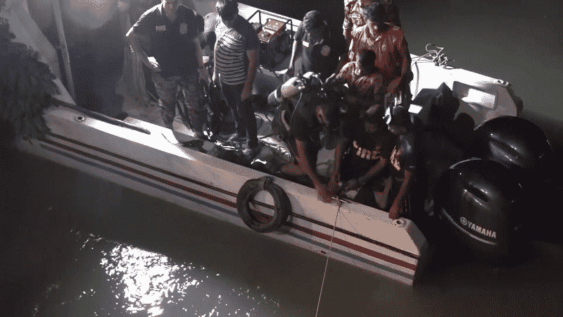 নদীতে পড়ে নিখোঁজ ট্যাক্সি ক্যাব