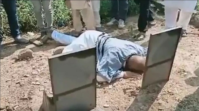 ভারত-বাবা-মা-কারাবন্দী