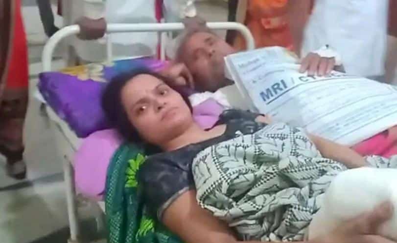 নারী-পুরুষ এক স্ট্রেচারে