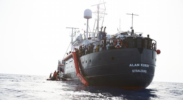 তৃতীয় জাহাজের অভিবাসীদের নেবে ইইউ