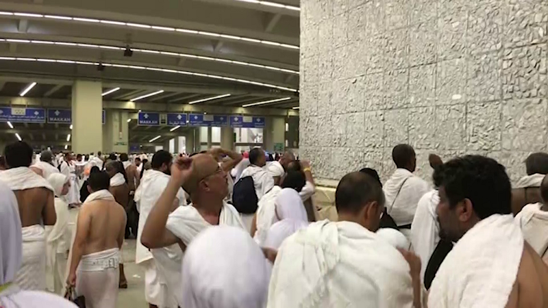 মিনায় শয়তানকে পাথর নিক্ষেপ