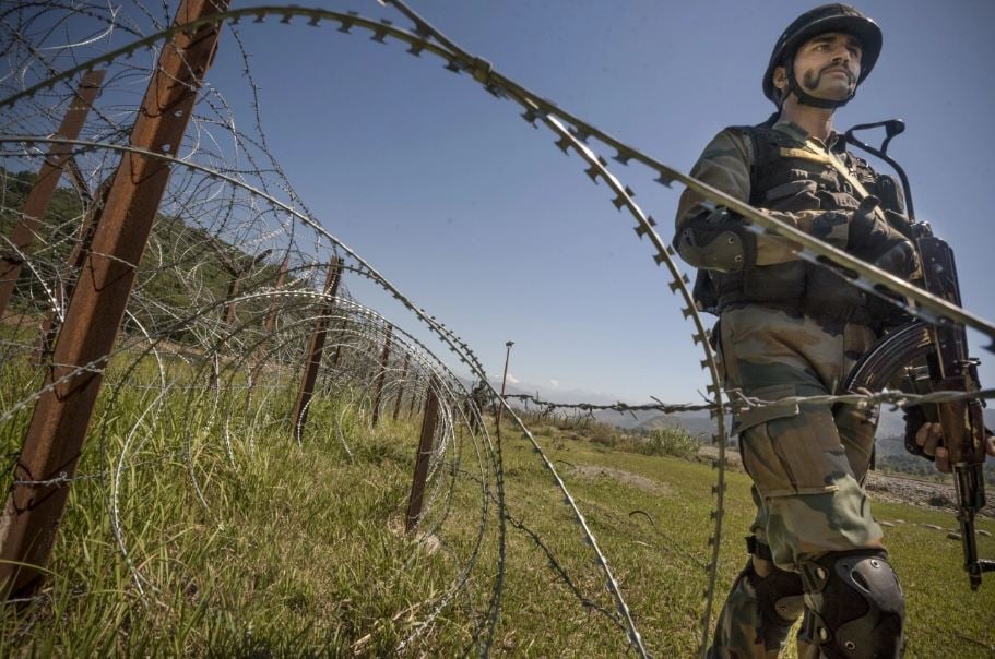 কাশ্মীর সীমান্তে গোলাগুলি