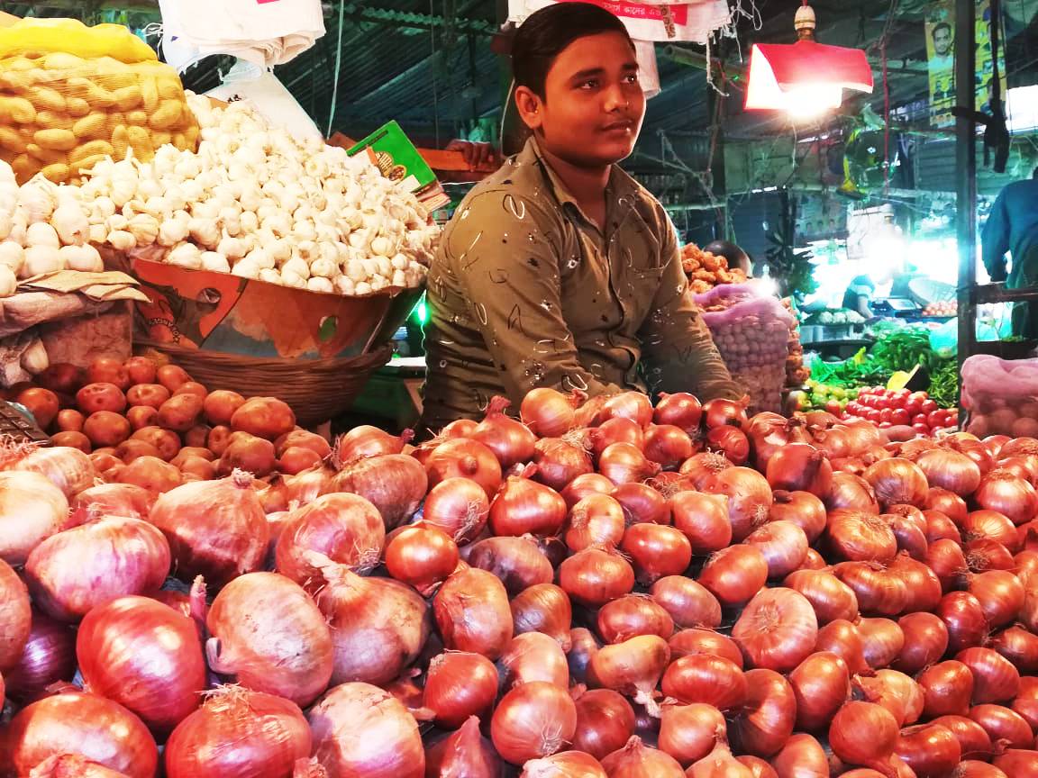 মোহাম্মদপুর কাঁচাবাজারে একজন পেঁয়াজ বিক্রেতা