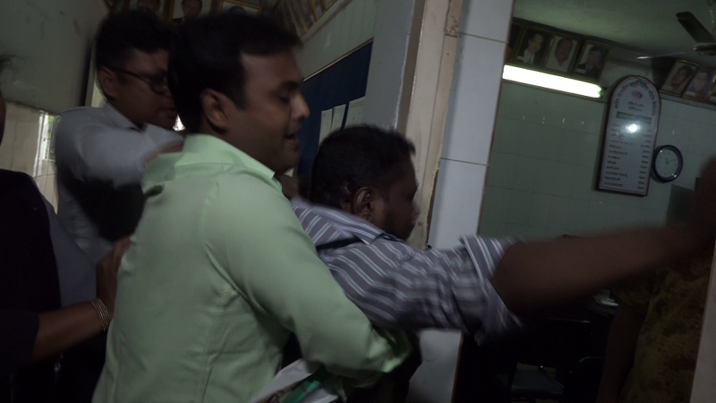 হামদর্দ-সংবাদ সম্মেলনে দুইপক্ষের হাতাহাতি মারামারি