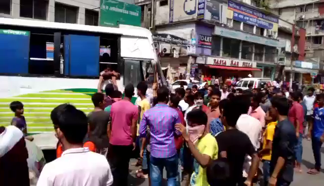 মিরপুর-১-গার্মেন্ট শ্রমিকদের সড়ক অবরোধ