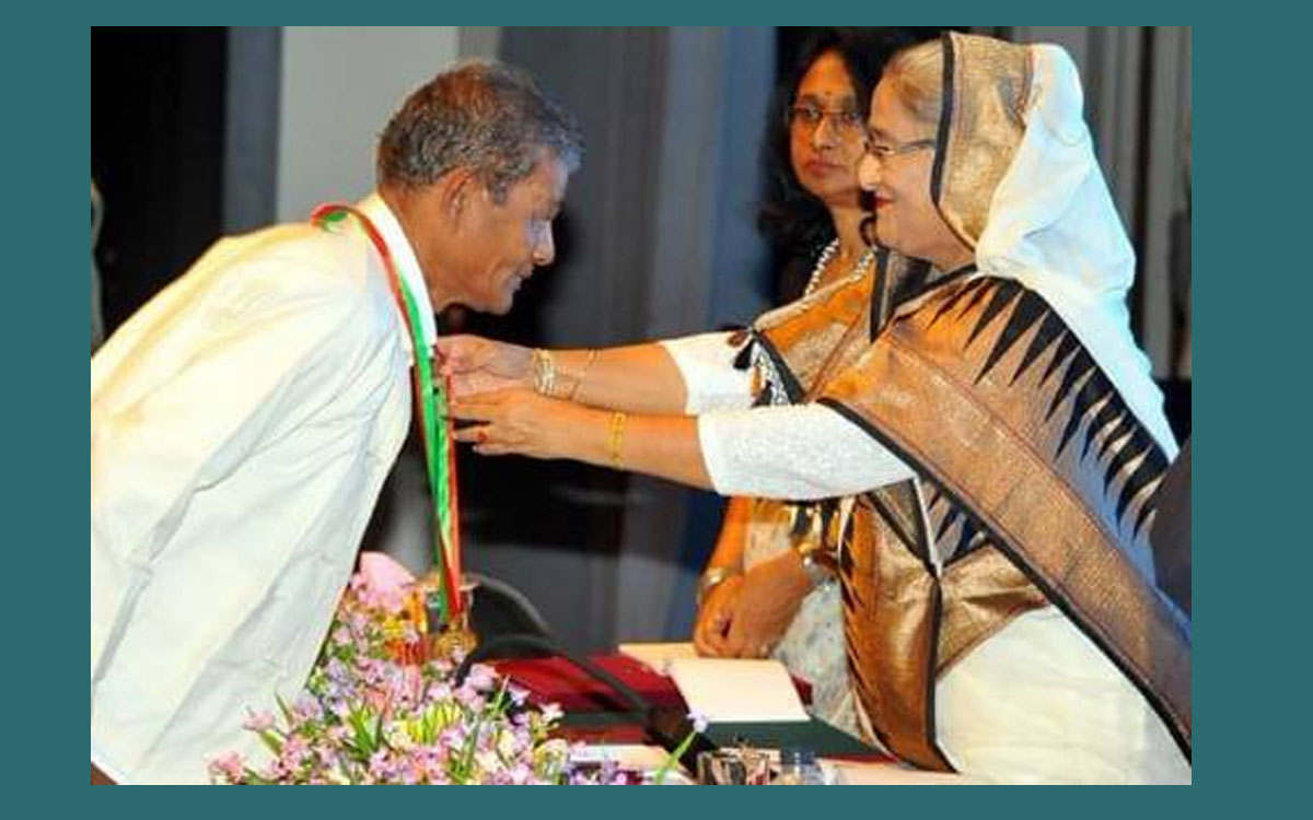 ২০১৬ সালে প্রধানমন্ত্রীর কাছ থেকে একুশে পদক নিচ্ছেন মংছেনচীং