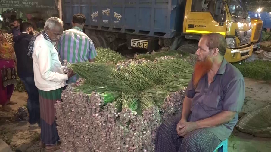 নতুন দেশি পেঁয়াজ বাজারে