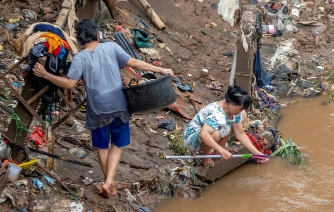 ইন্দোনেশিয়া-বন্যায় মৃতের সংখ্যা বাড়ছে