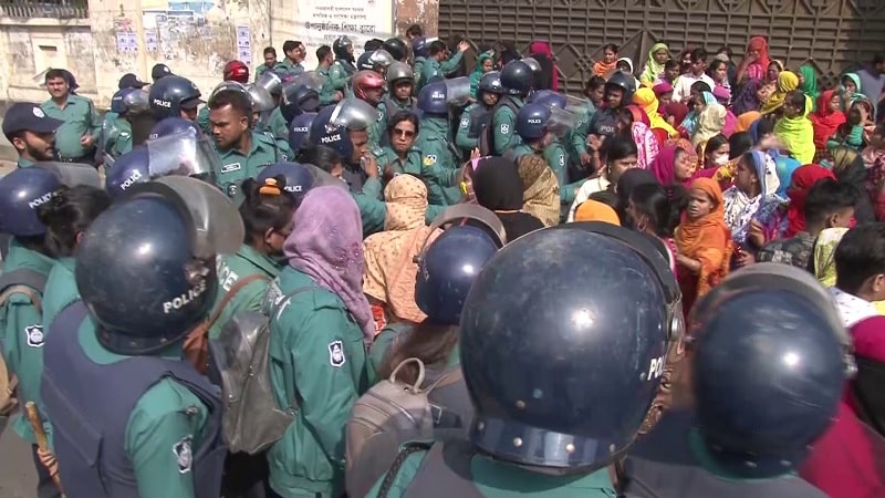 শ্রমিক ছাঁটাইয়ের প্রতিবাদে সড়ক অবরোধ-মহাখালী