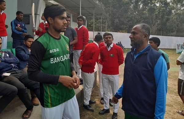 কোচ মাসুদ হাসানের সঙ্গে আকবর আলী