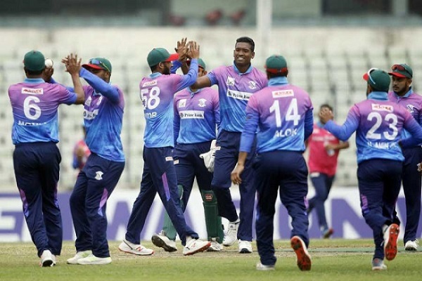 ঢাকা প্রিমিয়ার লিগে এমন দৃশ্য এবার দেখা যাবে না। করোনা ভাইরাস থেকে দূরে থাকার সতর্কতা হিসেবে খেলোয়াড়দের হাত মেলাতে অনুৎসাহিত করছে বিসিবি।