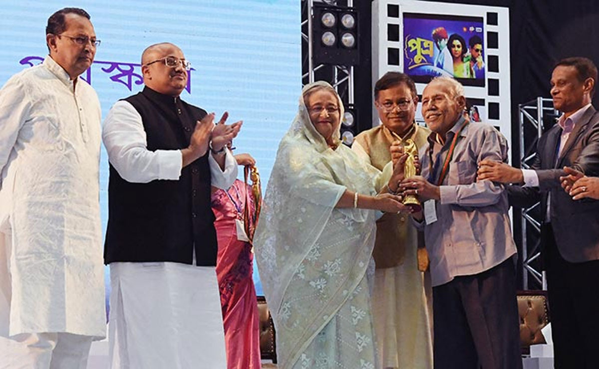 জাতীয় চলচ্চিত্র পুরস্কার (২০১৭-২০১৮) প্রদানকালে...