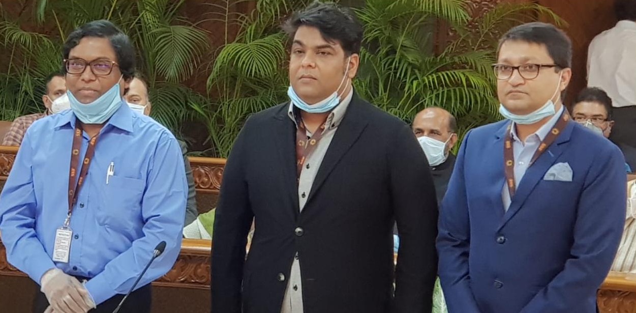 প্রধানমন্ত্রীর ত্রাণ ও কল্যাণ তহবিলে অনুদান দেওয়ার সময় “নগদ”-এর ব্যবস্থাপনা পরিচালক তানভীর এ মিশুকসহ অন্যান্যরা