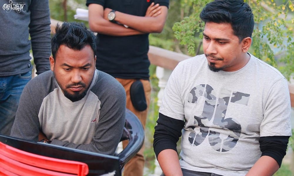 বাঁ থেকে অভিনেতা পলাশ ও নির্মাতা অমি