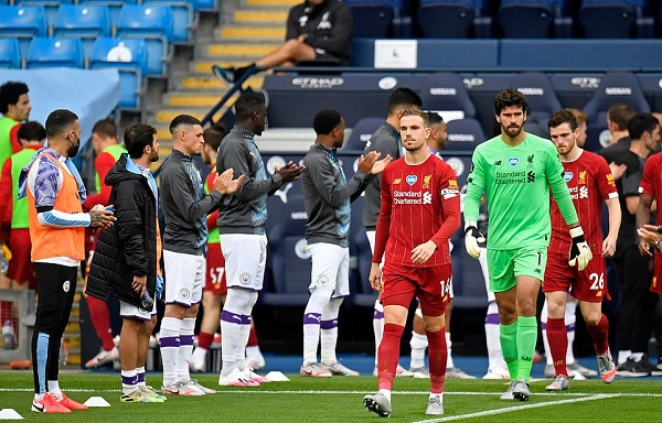 লিভারপুলকে ‘গার্ড অব অনার’ দিচ্ছে ম্যানসিটি